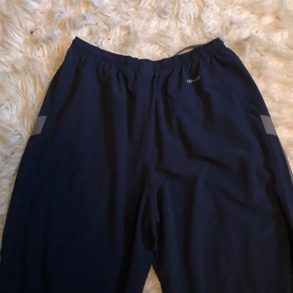 Nike dri-fit black side zipper pocket mesh side panel sz lg